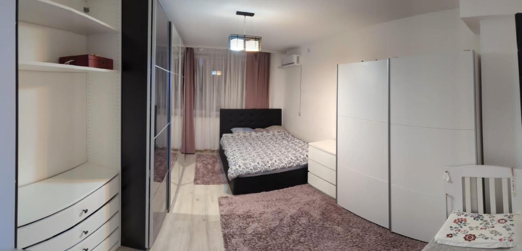 With 4 Rooms, Center Km Zero Bucharest, 4 Rooms, Minimum 4 Nights Apartament